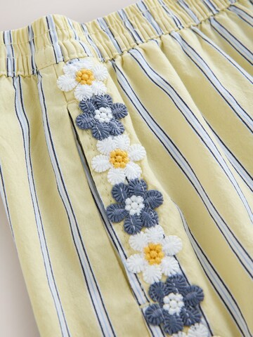 Next Regular Shorts in Gelb