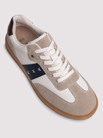Pantofi de la Ombre pe alb