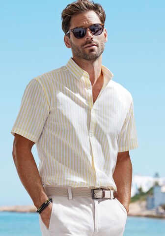 Coupe regular Chemise JOHN DEVIN en beige : devant