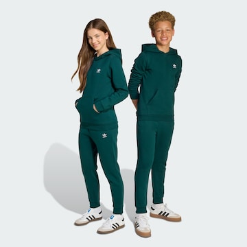 ADIDAS ORIGINALS Конический (Tapered) Штаны 'Trefoil Essentials' в Зеленый: спереди
