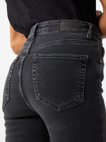 Gina Tricot Flared Jeans 'Meja' in Schwarz
