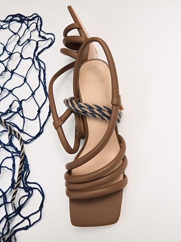 Estro Sandaler med rem '0556' i brun