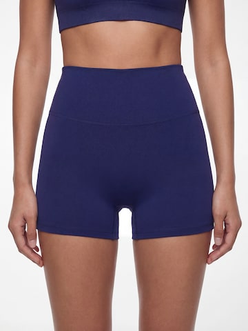 V!BE STUD!OS Skinny Shorts in Blau