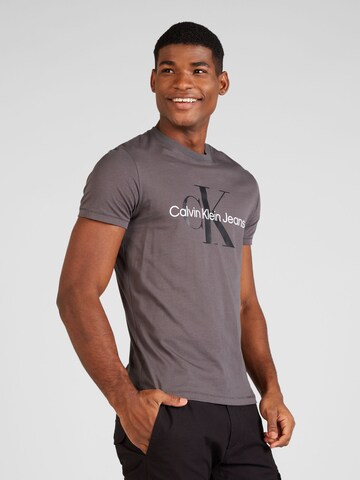 Calvin Klein Jeans Футболка в Серый: спереди