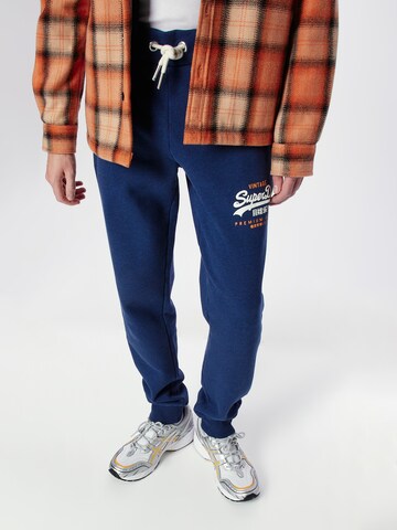 Superdry - Tapered Calças 'Heritage' em azul: frente