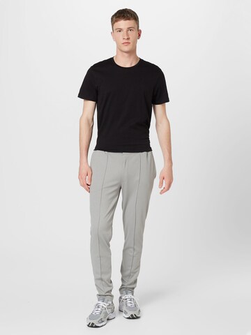 Regular Pantalon à plis BURTON MENSWEAR LONDON en gris