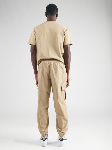 Tapered Pantaloni cargo 'CLUB' di Nike Sportswear in beige