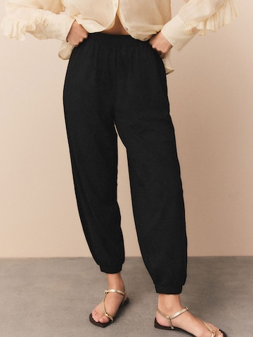 Next Tapered Broek in Zwart: voorkant