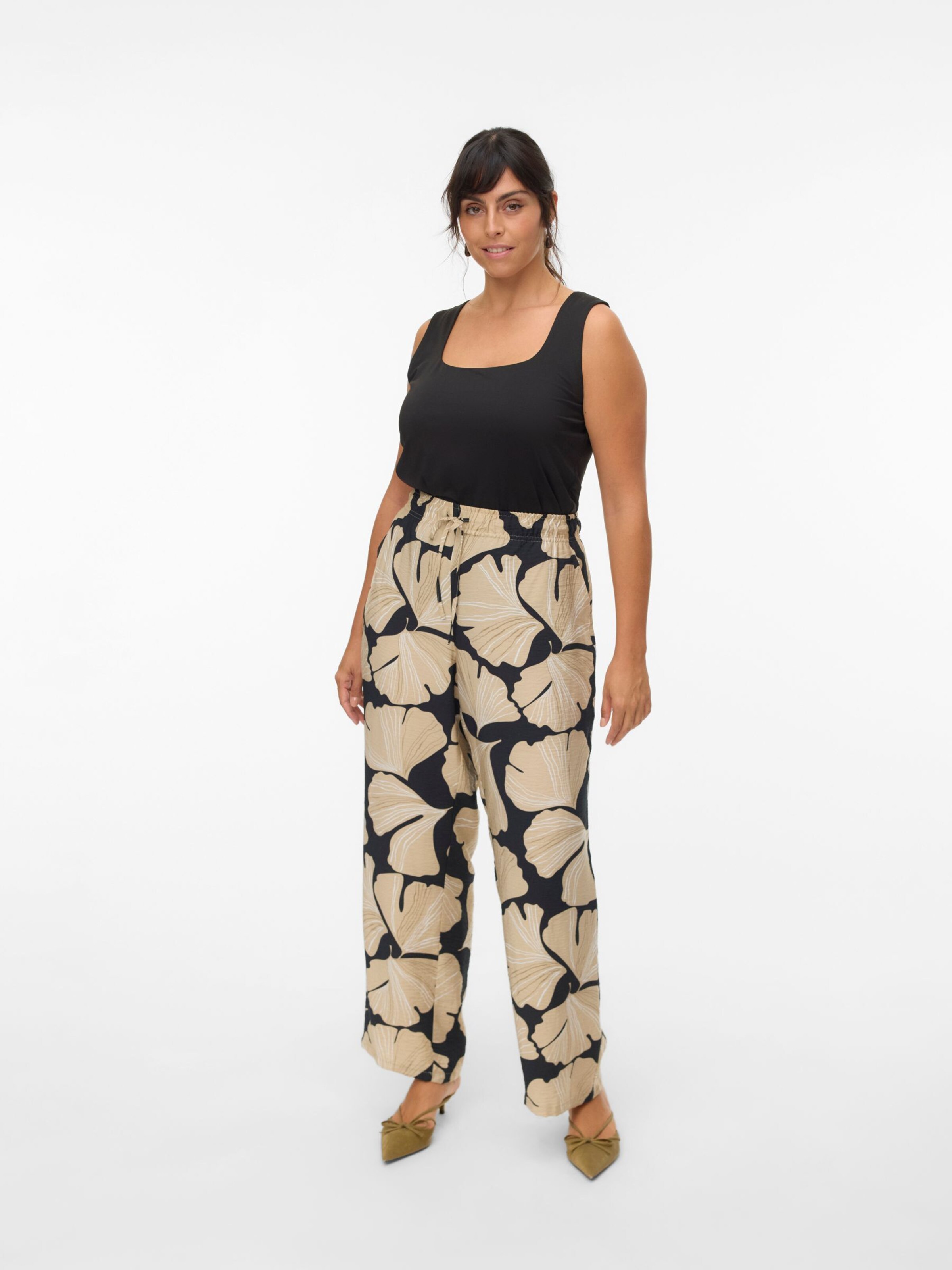 Vero Moda Curve Regular Broek in Beige: voorkant