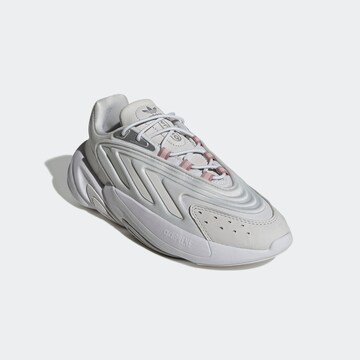 Baskets basses 'Ozelia' ADIDAS ORIGINALS en blanc