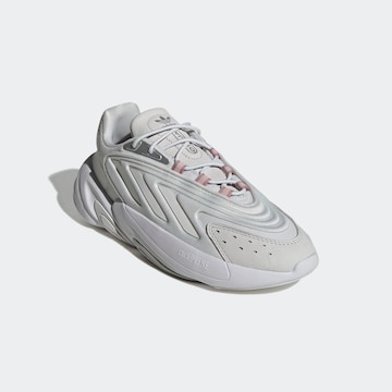 Sneaker bassa 'Ozelia' di ADIDAS ORIGINALS in bianco