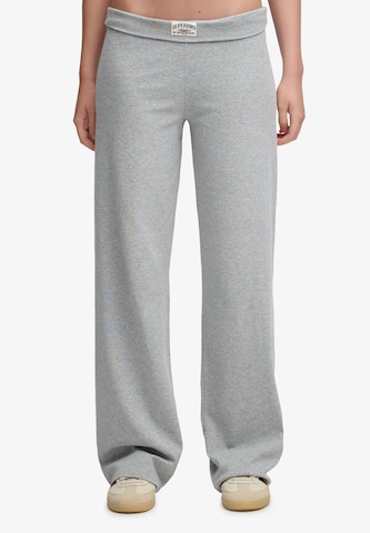 Superdry & Co Wide leg Broek 'Athletic Essentials' in Grijs: voorkant