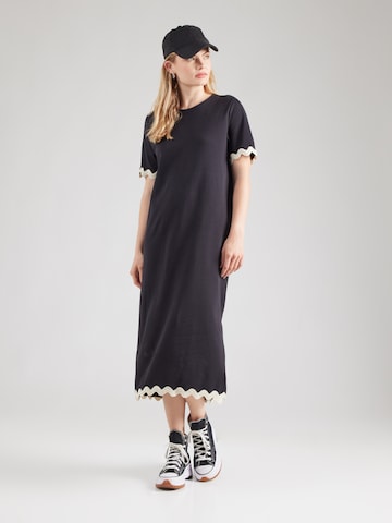 Rochie 'VICALISA' de la VILA pe negru: față