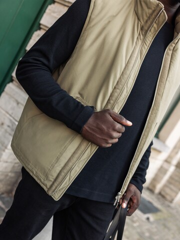 DAN FOX APPAREL Vest 'Kuzey' in Green