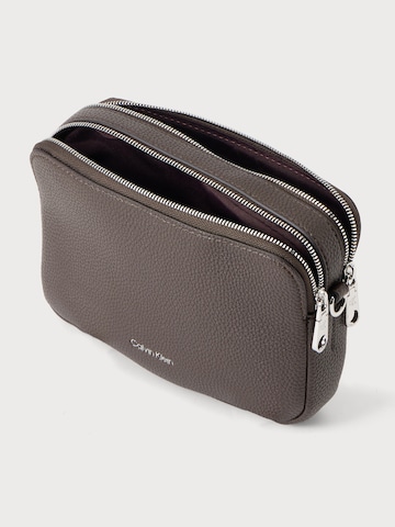 Calvin Kleinregular Torba preko ramena - smeđa boja