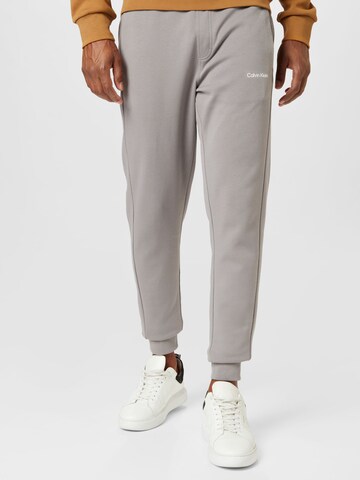 Tapered Pantaloni de la Calvin Klein pe gri: față