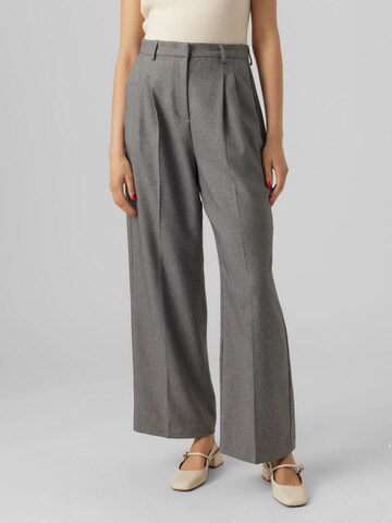 Wide Leg Pantalon à plis 'AUDREY' VERO MODA en gris : devant