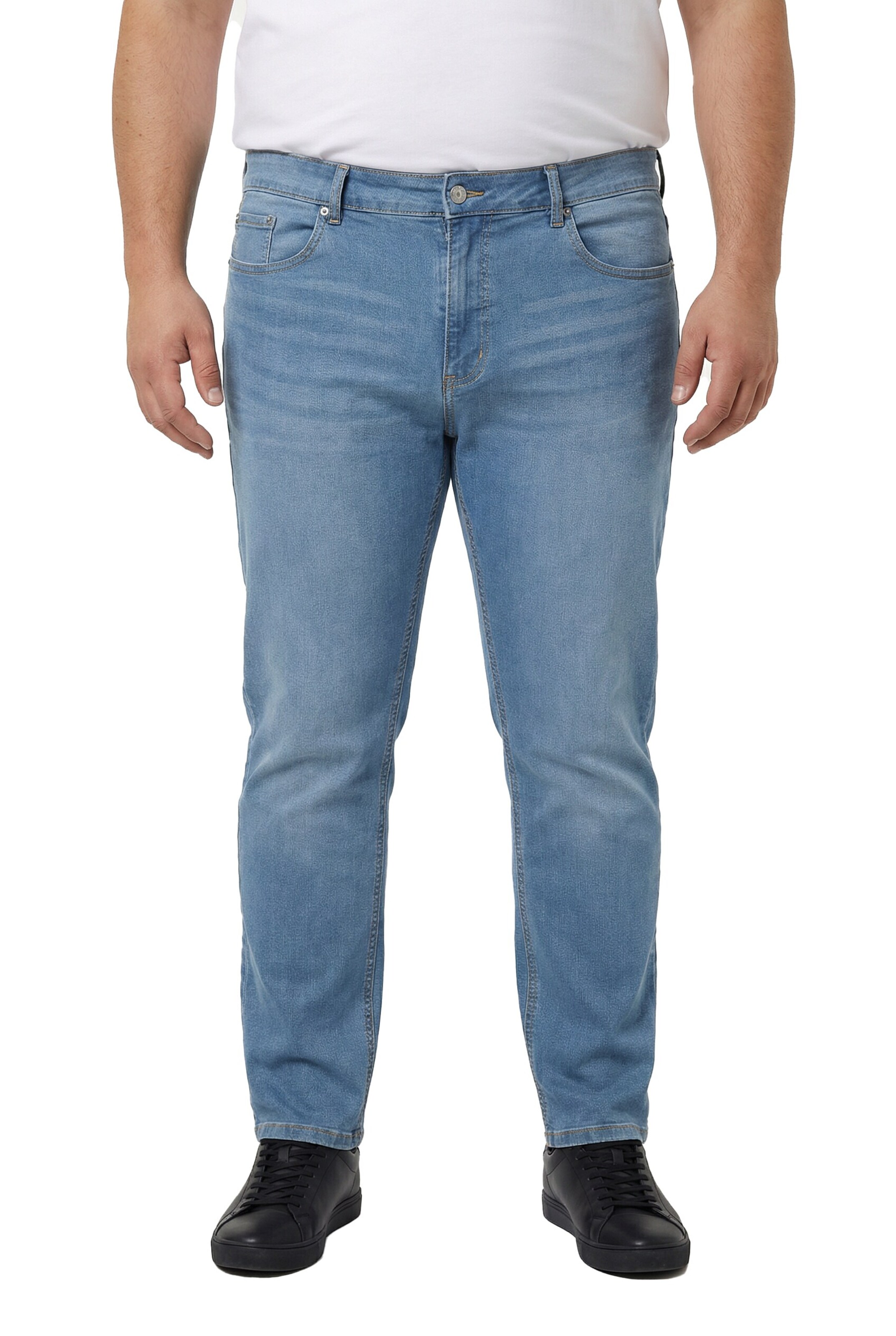 Men Plus Regular Jeans in Blue: front