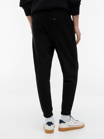 Tommy Jeans Tapered Housut värissä musta