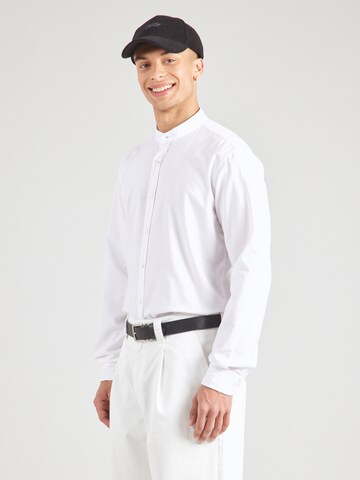 Coupe regular Chemise 'Race' BOSS en blanc : devant