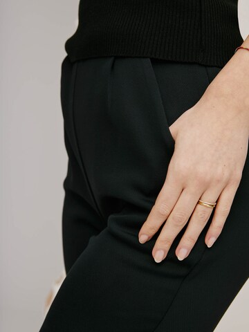 A LOT LESS Regular Pleat-front trousers 'Fabia' in Black