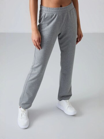 Tommy Life Regular Sportbroek in Grijs