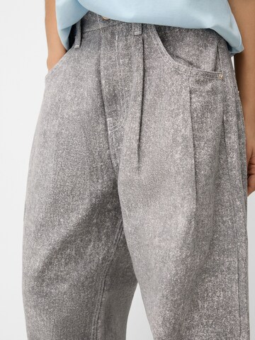 Bershka Wide leg Pressveckade jeans i grå