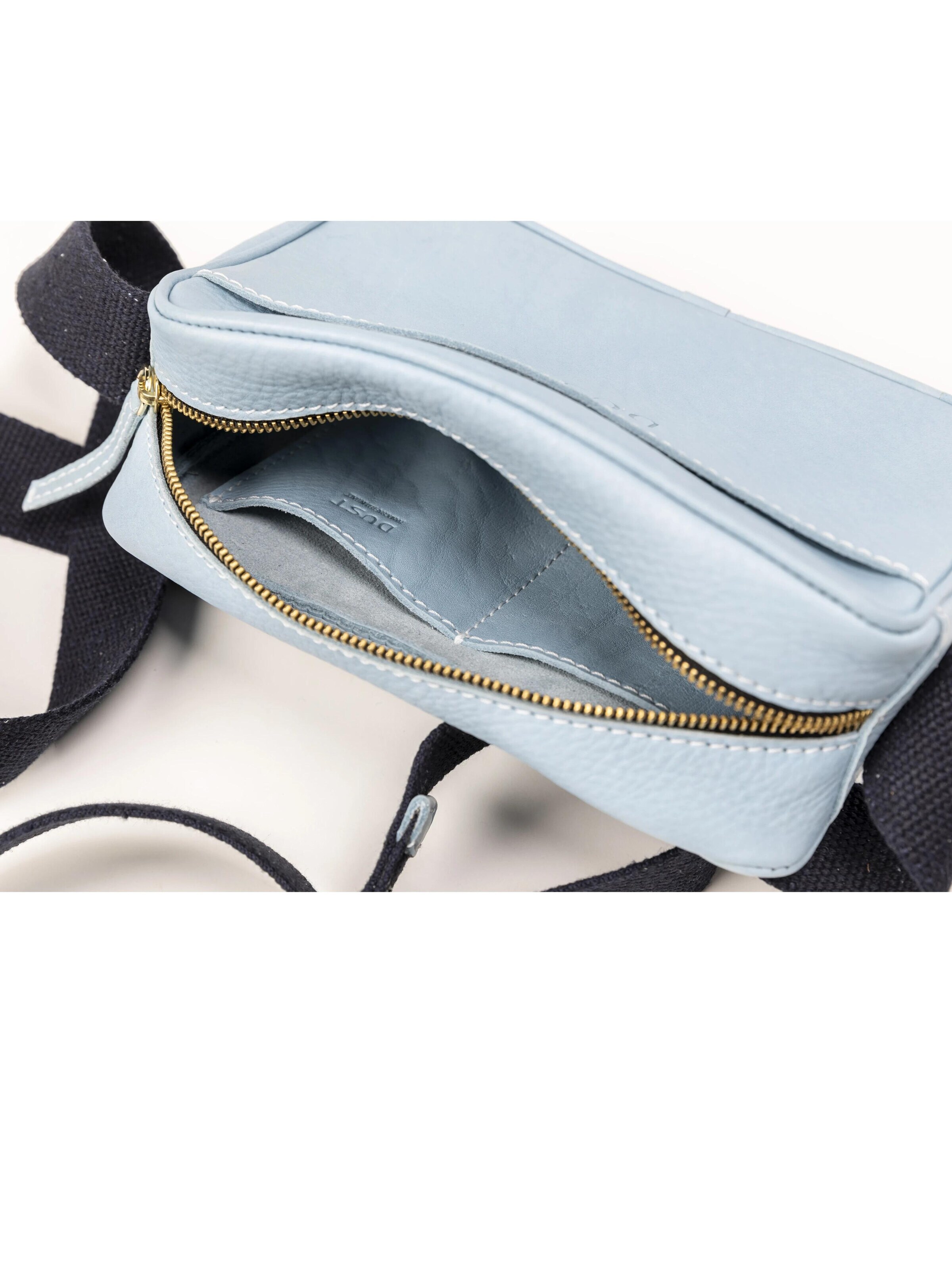 THE DUST COMPANY Taška přes rameno 'Leather Crossbody Light Blue The Sausalito Collection' – modrá