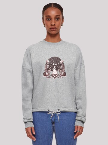 Sweat-shirt 'Skelette Lagerfeuer Marshmallow' F4NT4STIC en gris : devant