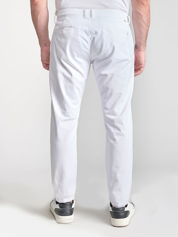 Coupe slim Pantalon chino 'Cesar' Le Temps Des Cerises en blanc