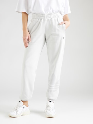 ADIDAS ORIGINALS - Tapered Pantalón en gris: frente