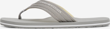 Tongs TOMMY HILFIGER en gris : devant