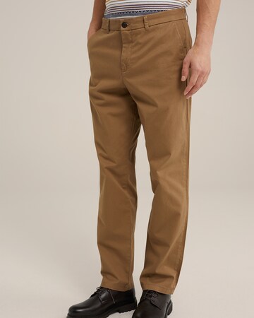 WE Fashion Regular Chino in Bruin: voorkant