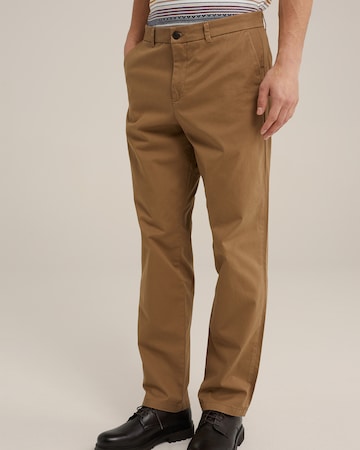 WE Fashion Regular Chino Pants in Brown: front