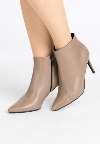 faina Booties in Beige