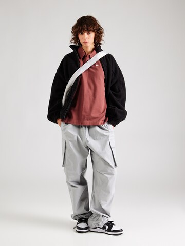 Nike Sportswear - Camiseta 'Essential' en rojo