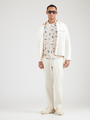 Revolution - Ajuste regular Camisa 'Cuban' en blanco