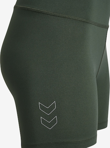 Hummel Skinny Shorts 'FUNDAMENTAL' in Grün