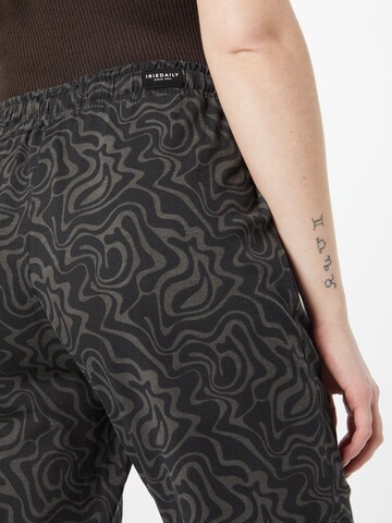 Tapered Pantaloni 'Groovy' de la Iriedaily pe negru