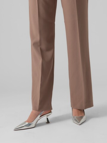 Regular Pantalon à plis VERO MODA en marron