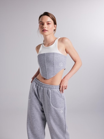 HOLLY LOLLY Top – šedá: přední strana