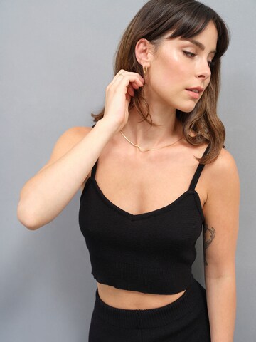 Top in maglia 'Nala' di A LOT LESS in nero: frontale