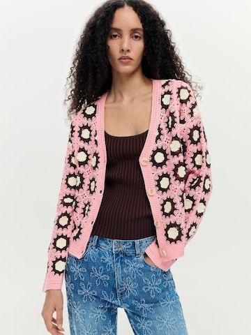 Geacă tricotată de la Desigual pe roz: față