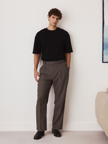 Regular Pantalon à plis Next en marron