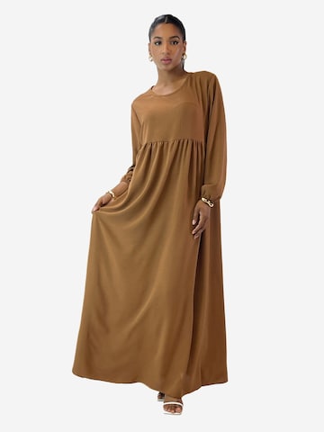 Elara Kleid in Braun: Vorderseite