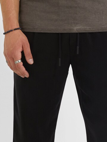 Loosefit Pantaloni con pieghe 'Kaylen 214' di Young Poets in nero