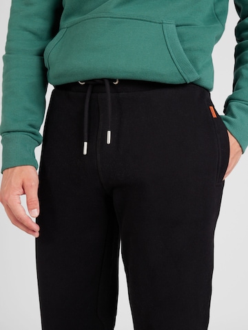 Tapered Pantaloni 'Essential' de la Superdry pe negru