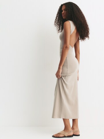 Robe Pull&Bear en beige