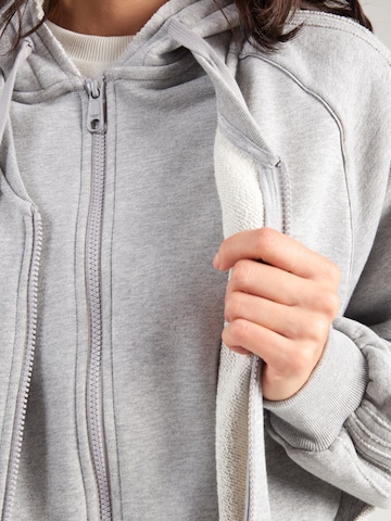 ADIDAS ORIGINALS - Sudadera con cremallera en gris