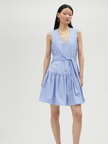 Lola Casademunt - Vestido en azul: frente